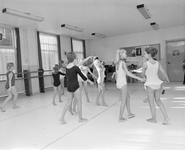 880994 Afbeelding van leerlingen tijdens een balletles in de Gemeentelijke Muziekschool (Lange Nieuwstraat 2) te Utrecht.